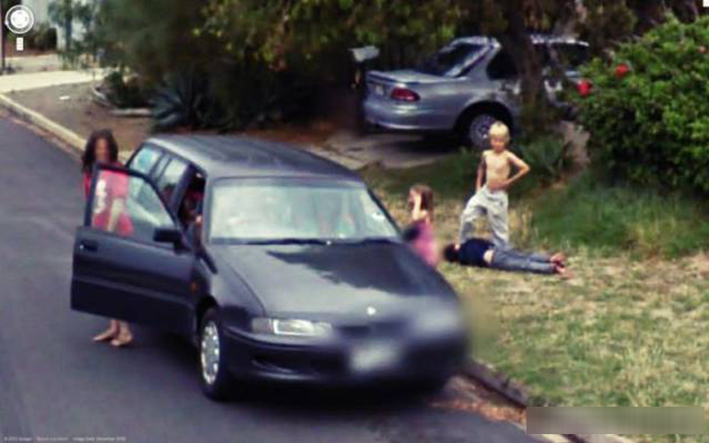           那台車裝的是屍體嗎...14張超詭異恐怖的Google街景圖！想不到外星人也不小心入鏡了...  -               